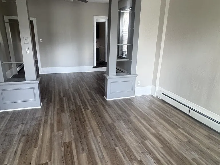 251 E Maple St — Photo 2