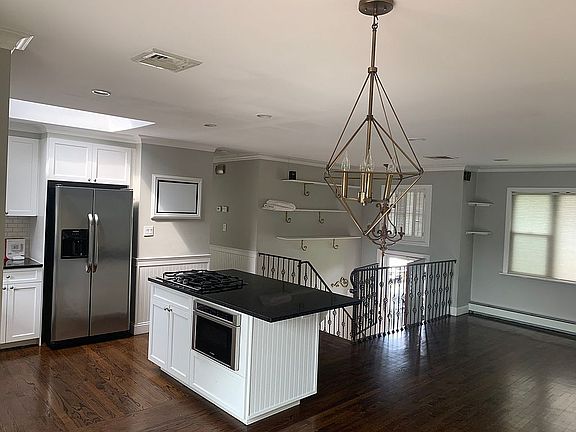 4th image of 319 Myrtle Ave