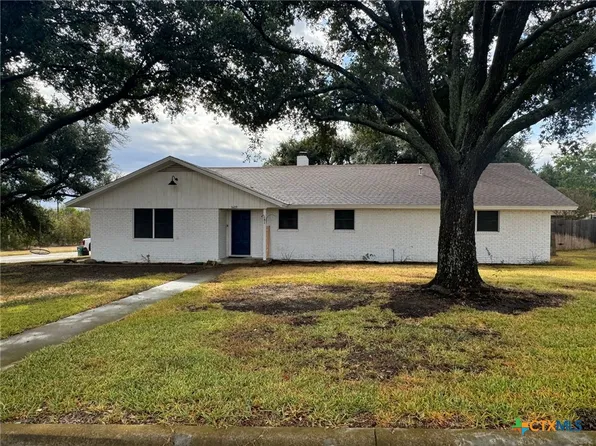 1409 Country Club Dr, Cameron, TX 76520