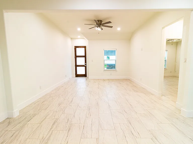 536 Highview Ct — Photo 3