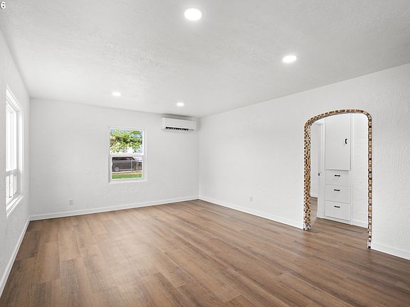 5th image of 1035 W Ridgeway Ave