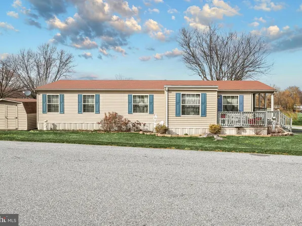 600 Parkwood Dr, Mount Wolf, PA 17347