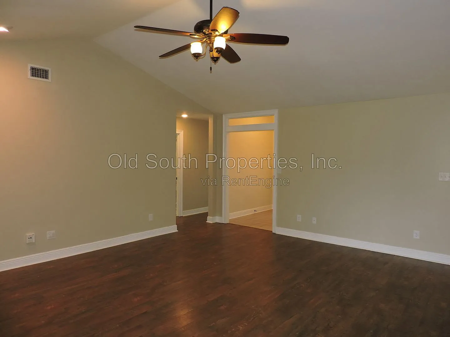 3 bed, 2.0 bath, 1900 sqft, $2,295 — Photo 4