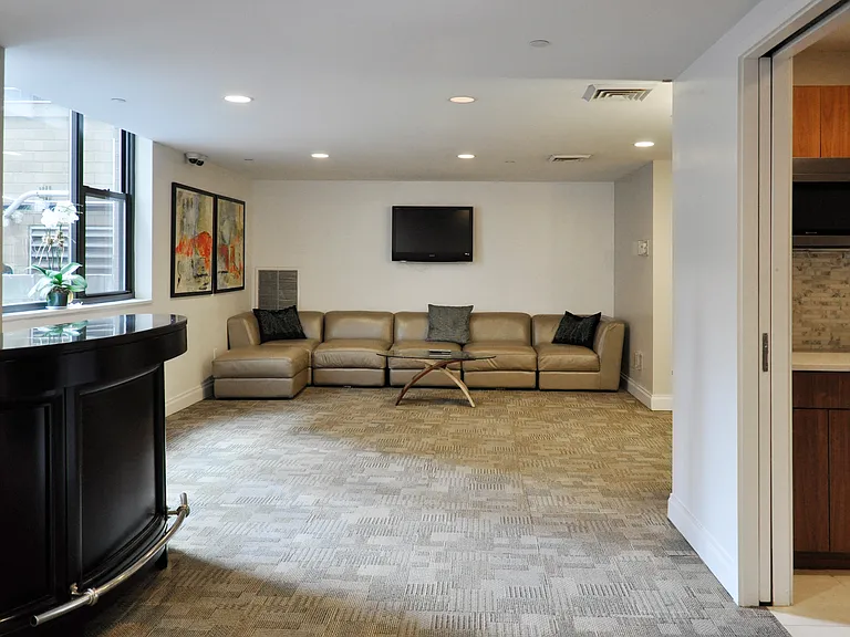 212 E 47th St #7B — Photo 14