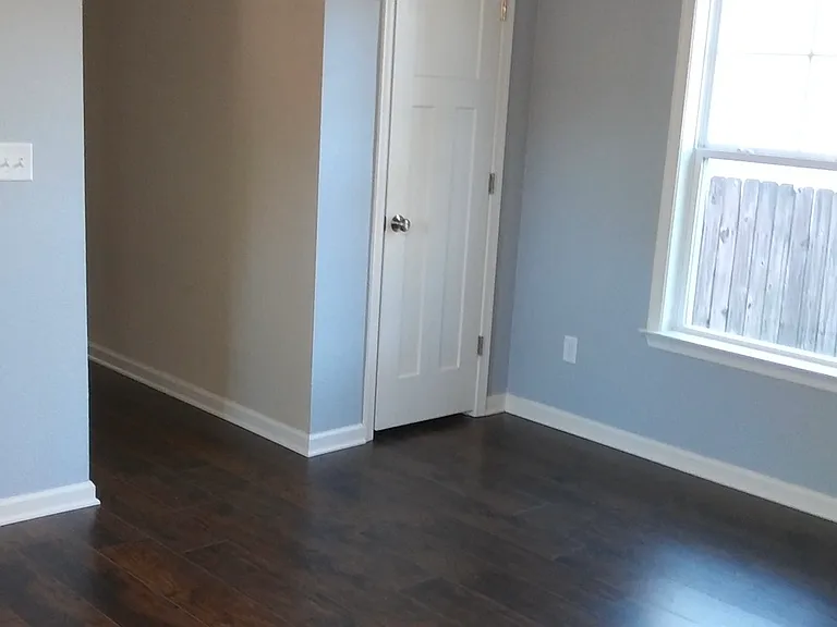 4710 Clifford St — Photo 4