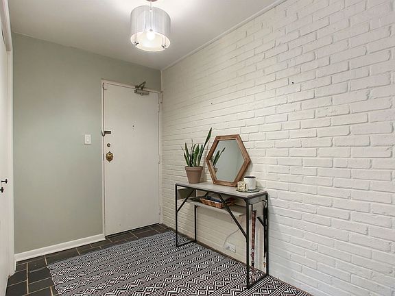 3rd image of 1925 Tanglewood Dr APT 1C