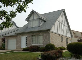 301 Creekside Dr APT A, Bloomingdale, IL 60108