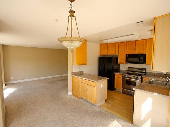2nd image of 411 Dolores St #2