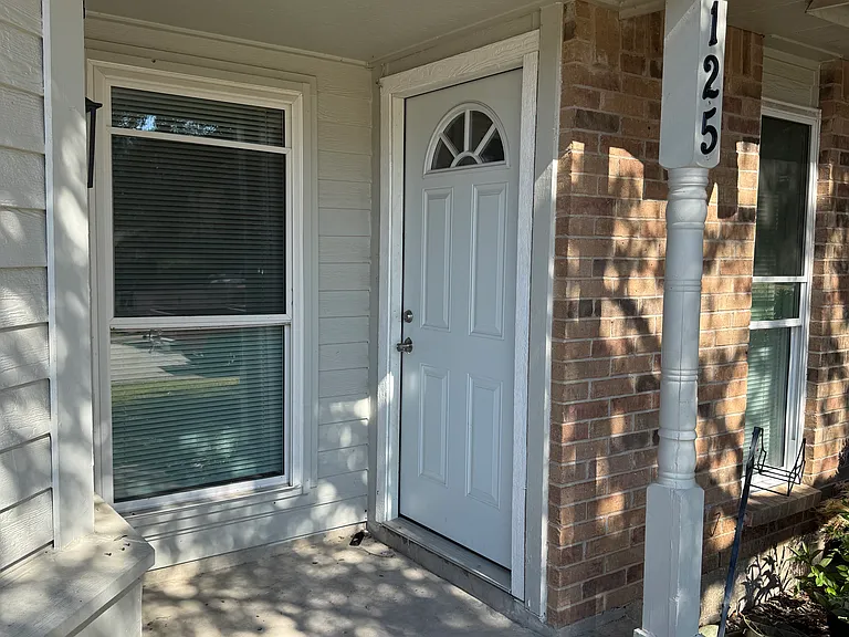 125 London Ln — Photo 16