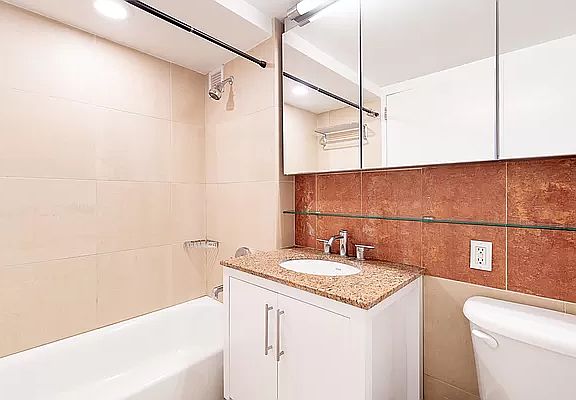 4th image of 555 W 23rd St APT S3p