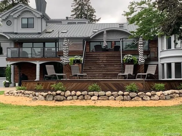 2440 Lake Angelus Ln, Lake Angelus, MI 48326