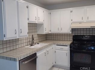 18619 Collins St APT F20, Tarzana, CA 91356