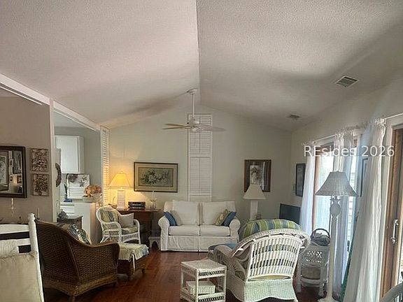 5th image of 10 Hollyberry Ln