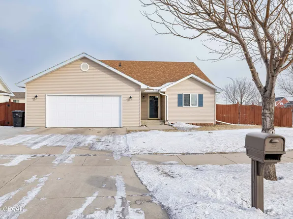 3995 Brookshire Dr, Grand Forks, ND 58201
