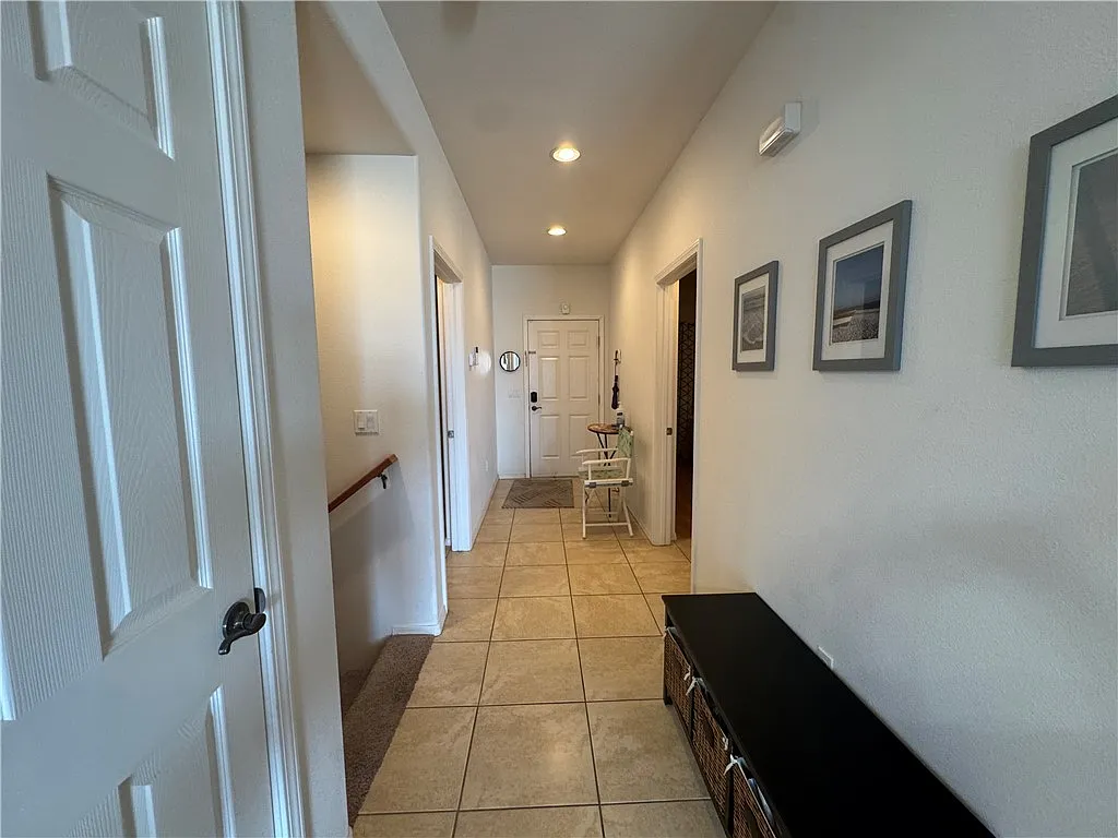 3 bed, 3.0 bath, 1884 sqft, $2,000 — Photo 3