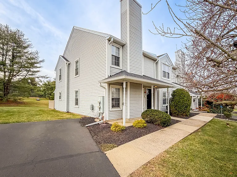 21 Stockton Ct — Photo 2