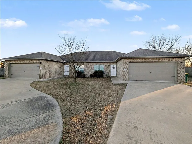 862 Oakwood Ct — Photo 1