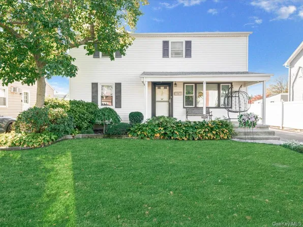 17 Arnold Street, Hicksville, NY 11801