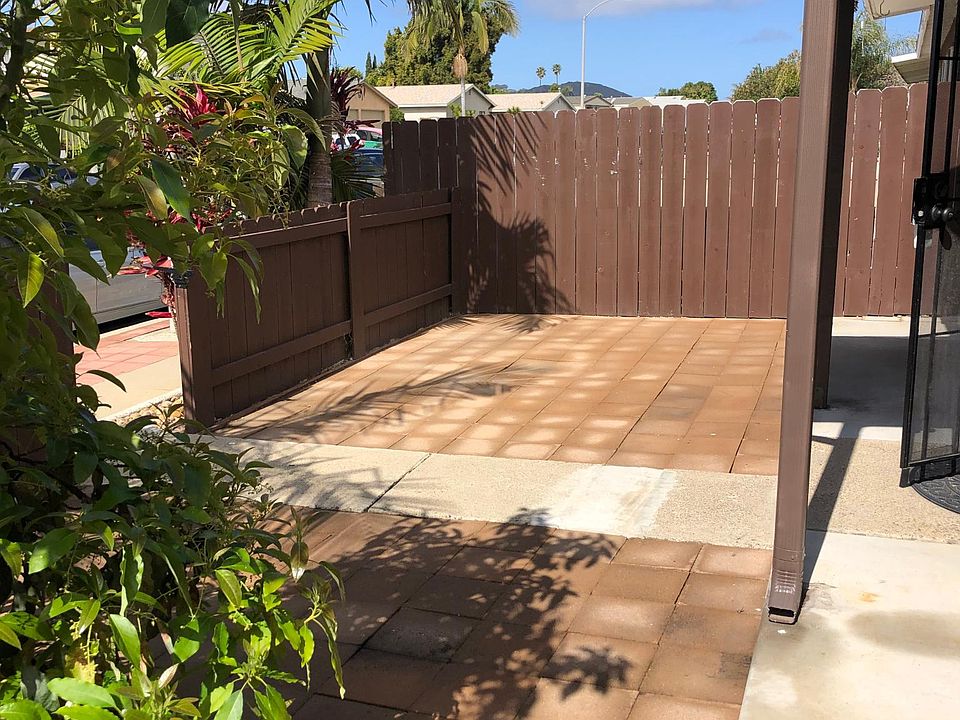 Private front patio with avocado tree