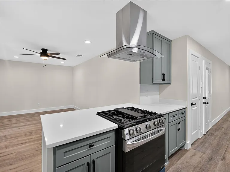 913 Russell Ln — Photo 7