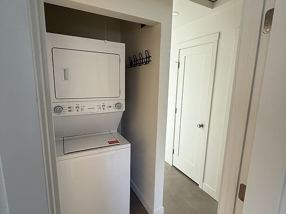 3rd image of 1423 N Venice Ave #11522935