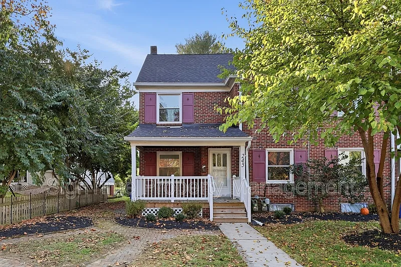 3 bed, 1.5 bath, 1500 sqft, $2,100 — Photo 1