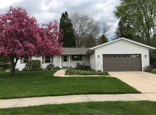 3902 Trailwood Dr, Okemos, MI 48864