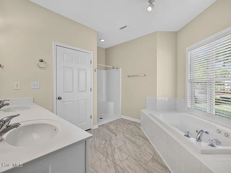 3901 Botsford Ct #101 — Photo 25