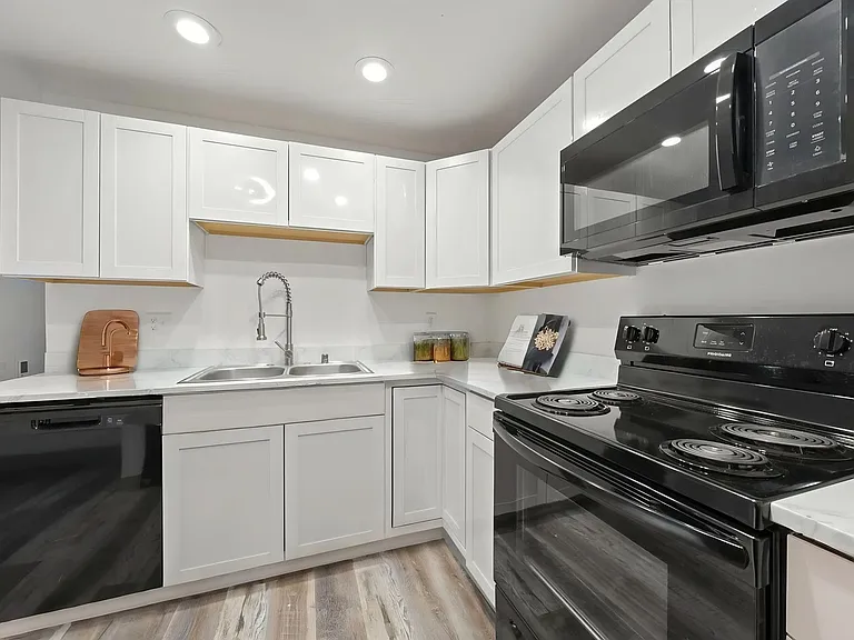 Pointe West Apartments — Photo 2