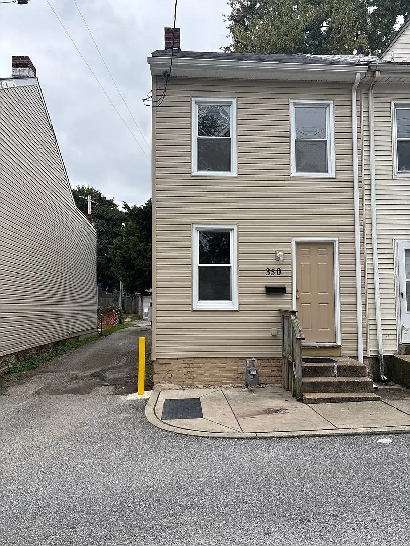 Semi-detached 3 bedroom 1 Bath House! York City SD — Photo 1
