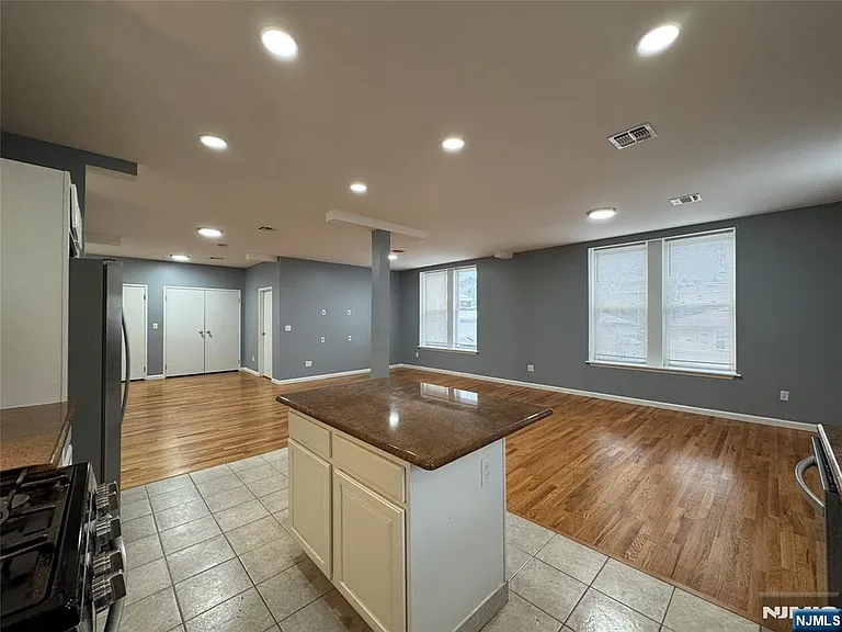 610 Devon St — Photo 13