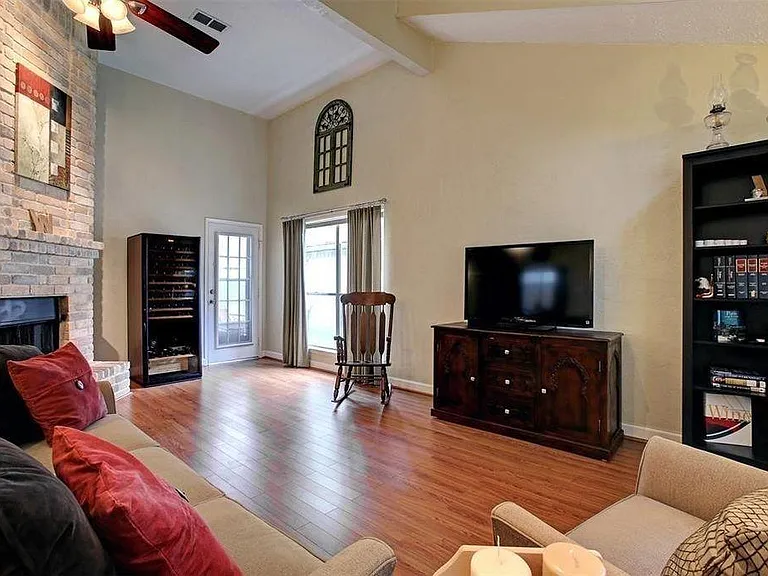 3515 Meadowcrest Ln — Photo 6