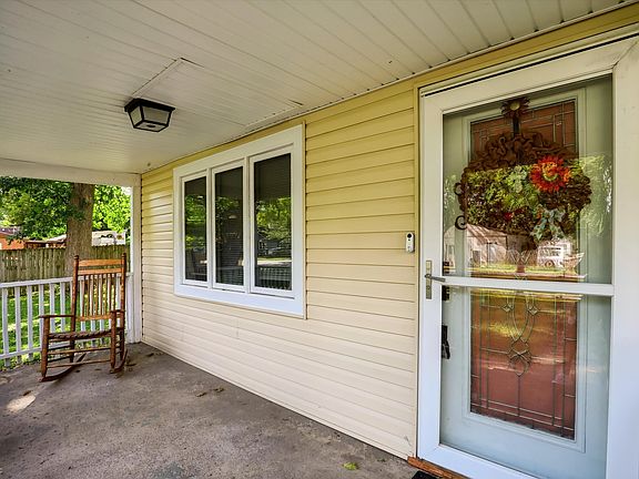 3rd image of 3026 S Lyons Ave