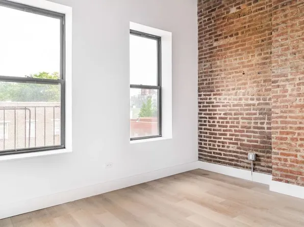 46-32 Vernon Boulevard image 4 of 6