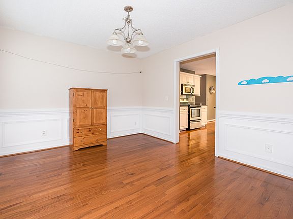 4th image of 821 Savannah Place Dr
