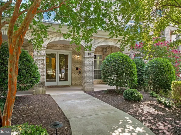 810 Belmont Bay Dr APT 404, Woodbridge, VA 22191