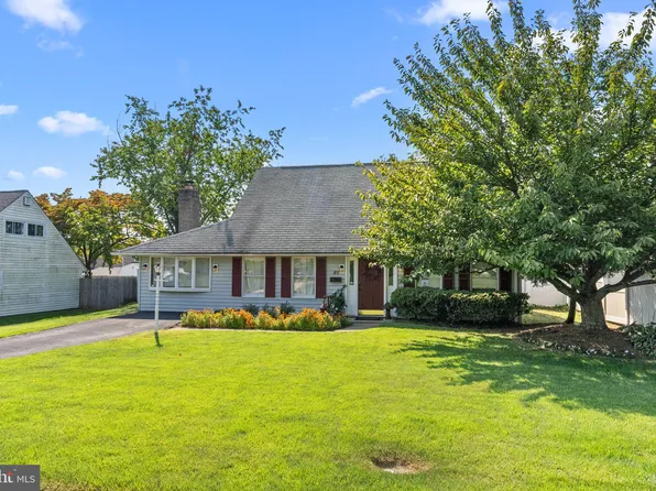 49 Towpath Rd, Levittown, PA 19056