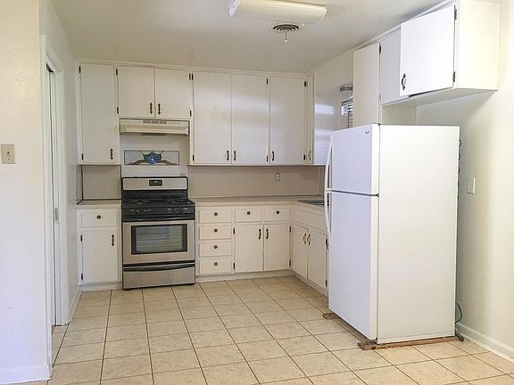 3rd image of 1212 Chippendale Dr