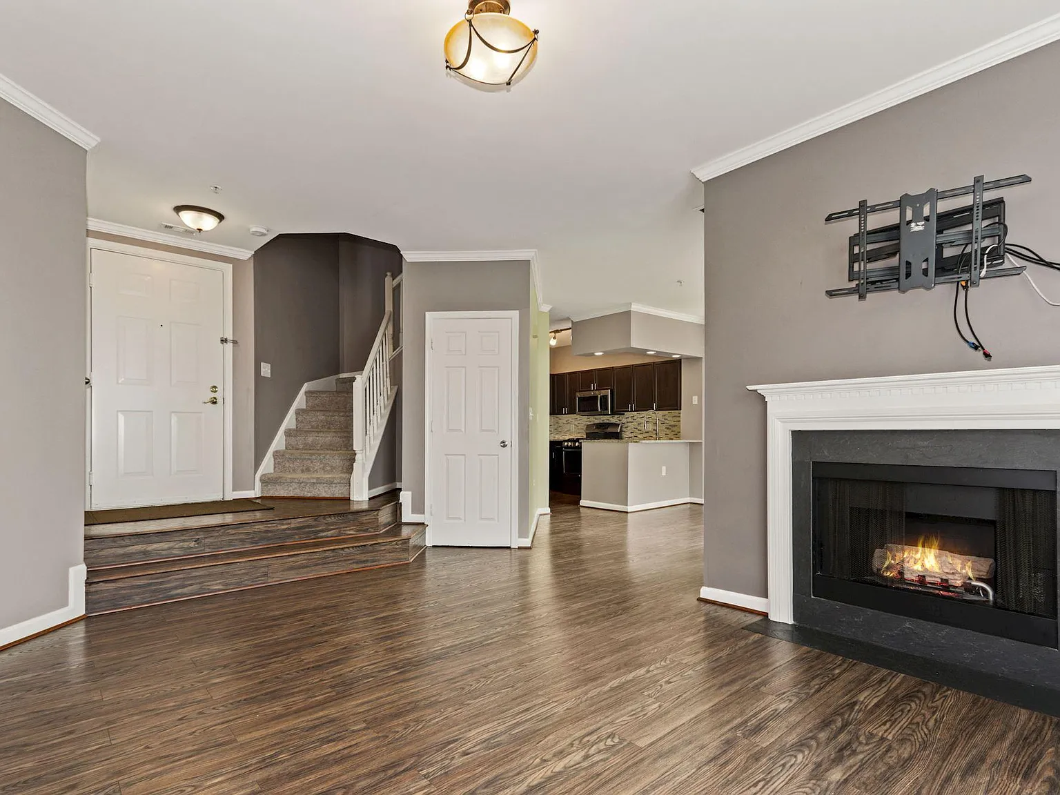 2108 Highcourt Ln — Photo 2