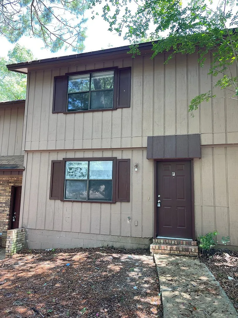 Large 2 bed 1.5 bath Townhome — Photo 1