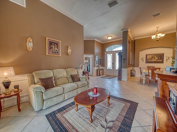 3rd image of 523 Glenbrook Cir