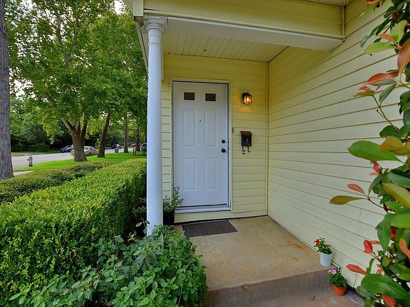 3rd image of 5215 Valley Oak Dr