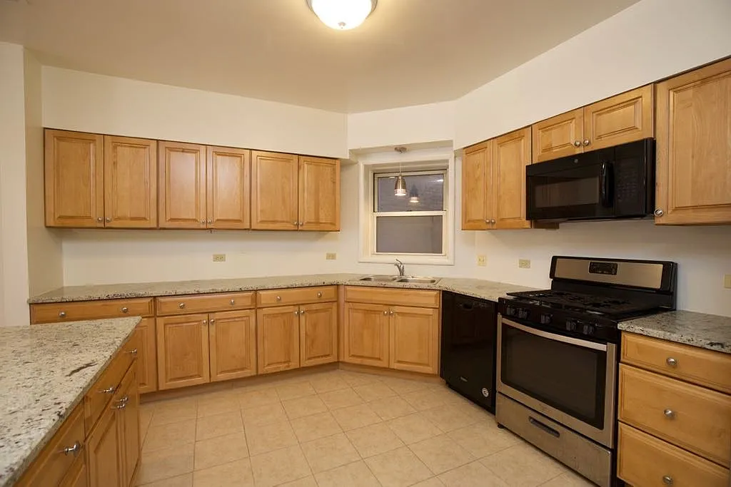 Phenomenal 4 Bed, 2 Bath at Sheridan + Columbia (Rogers Park) — Photo 4
