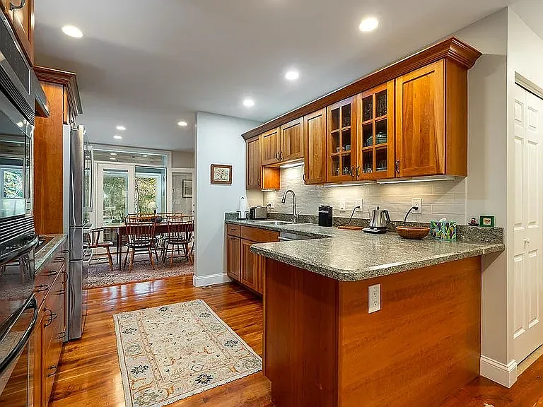 4 bed, 2102 sqft, $4,750 — Photo 4