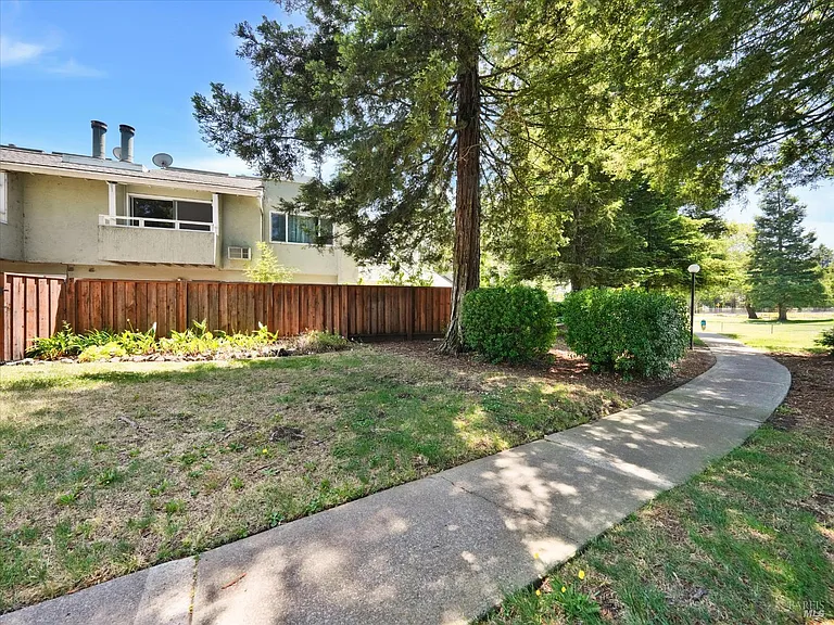 601 Racquet Club Cir — Photo 2