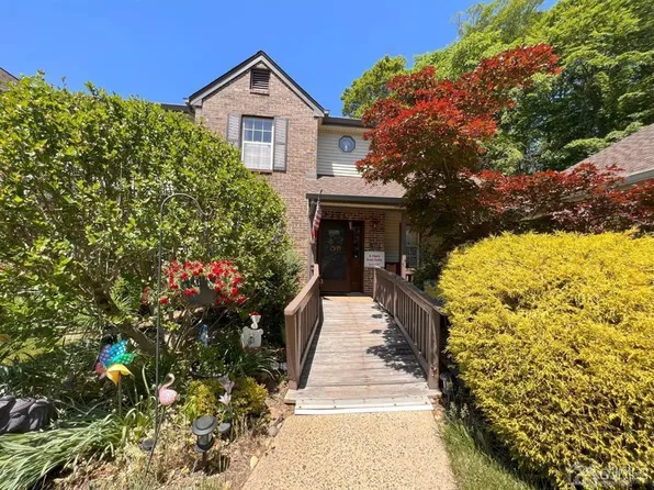 1110 Hickory Ct, Monmouth Junction, NJ 08852