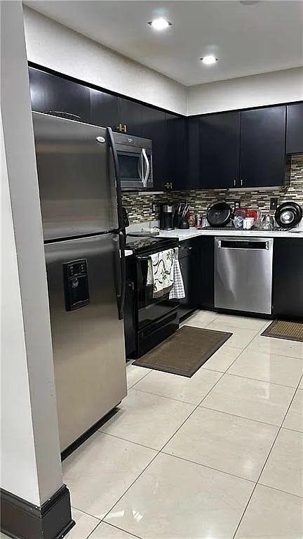 3 bed, 1405 sqft, $2,100 — Photo 3