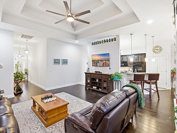 5th image of 213 Camrose Way