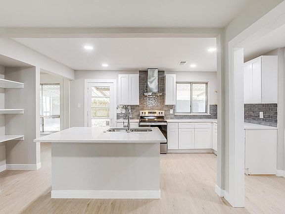 4th image of 802 Sutton Ct