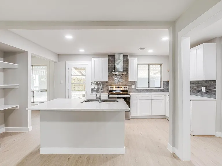 802 Sutton Ct — Photo 11